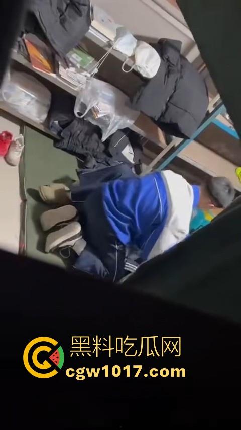 学生情侣学校储藏室偷吃禁果被偷拍,直接解开裤子让女的舔硬然后压倒抽插,淫荡小穴疯狂流水,是真的羡慕呀!-6