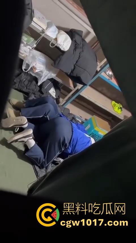 学生情侣学校储藏室偷吃禁果被偷拍,直接解开裤子让女的舔硬然后压倒抽插,淫荡小穴疯狂流水,是真的羡慕呀!-7