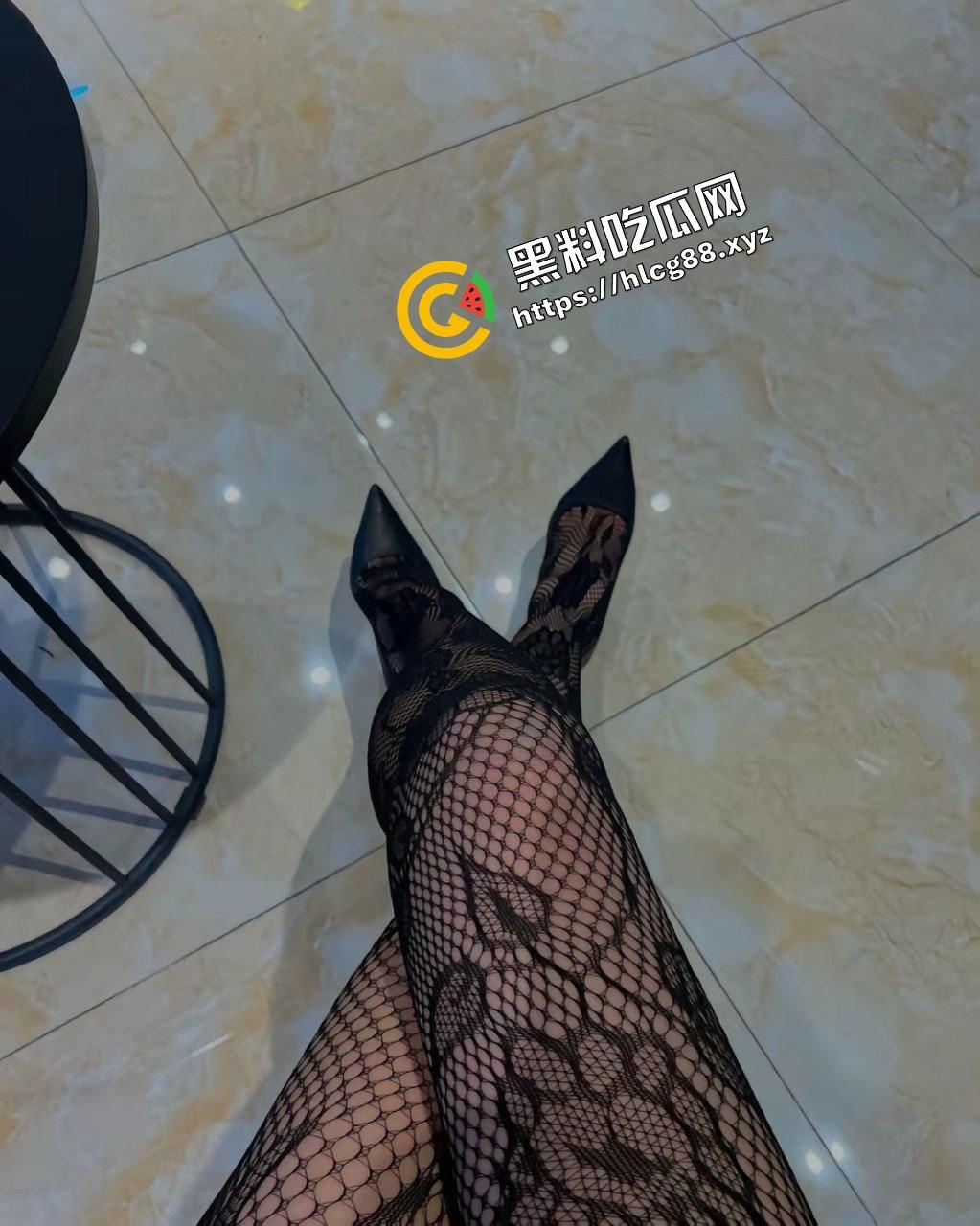 抖音丰满大雷少妇骚鸡【YAO瑶君】会员专属付费露奶私拍流出，又白又大的硕果凶器贼诱惑！-4