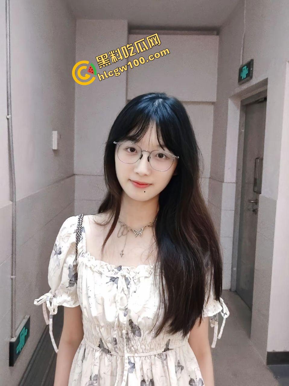 江苏南通大学眼镜妹反差婊【林惠婷】私下发骚床上抠逼，白浆粘液淫荡抠出！独家曝光流出！-2