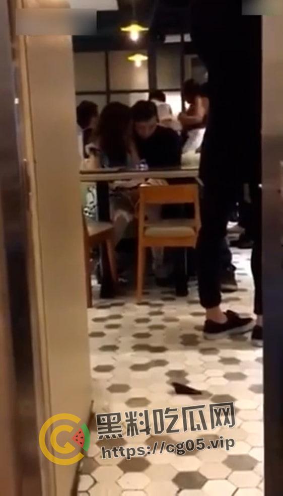 香港 LFC 茶楼内男子和喝醉的cos女孩当着警擦面抠逼 热吻-1