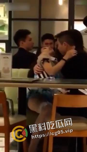 香港 LFC 茶楼内男子和喝醉的cos女孩当着警擦面抠逼 热吻-3