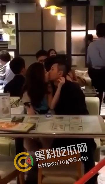 香港 LFC 茶楼内男子和喝醉的cos女孩当着警擦面抠逼 热吻-4