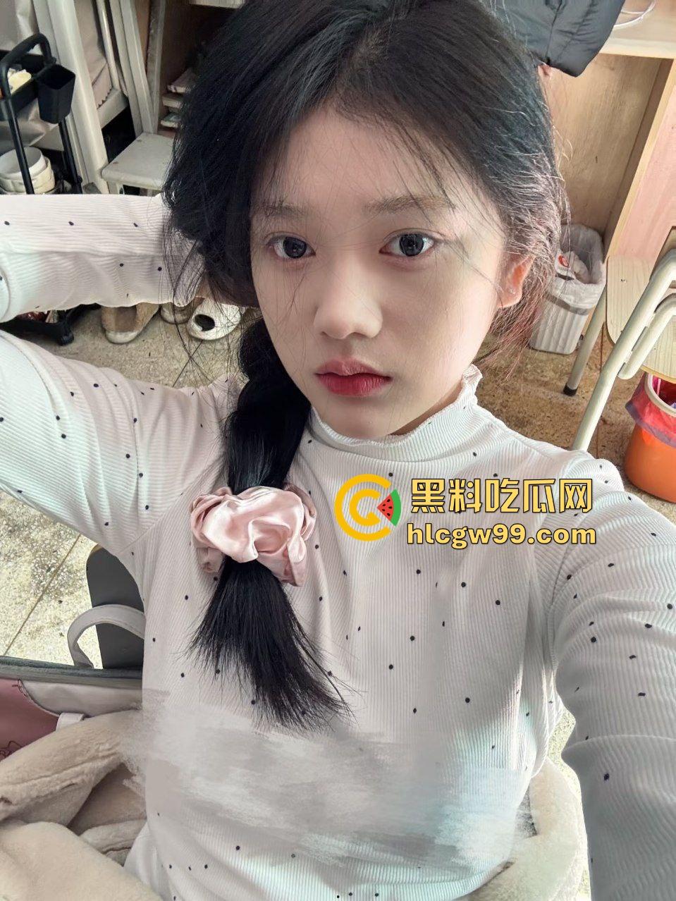 乌鲁木齐职业大学饥渴情侣，下课之余顾不及酒店开房，跑到男友宿舍当着室友面盖被做爱！惨遭偷拍独家流出-3