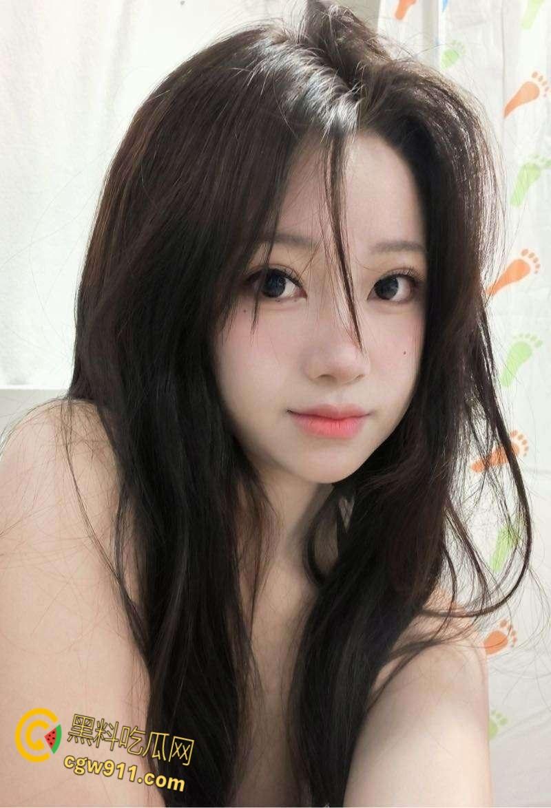 酒店约炮95年眼镜少妇,情趣黑丝道具SM调教,跪地狗趴肛塞口交,无套爆操内射嫩穴,淫荡至极 !-1