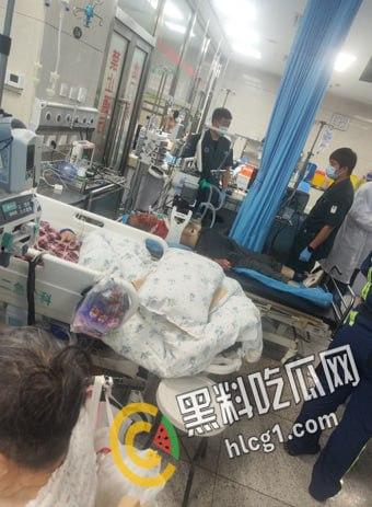 沈阳铁西区兴华南街疑似屠夫职业的光头发生无差别砍人事件，一老一女一年轻男子被杀 现场视频流出-6