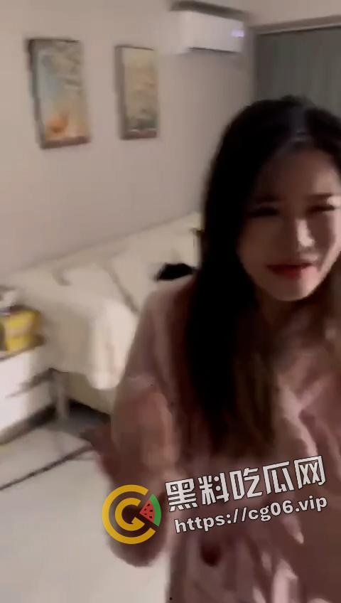 小白脸捉奸卖淫给自己钱花的女朋友 还报警把人抓了再朋友圈曝光   吃完饭把锅砸了 有原则 但不多-7