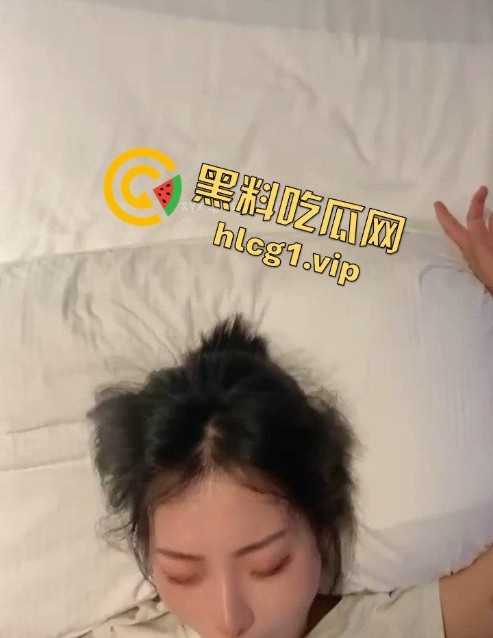 电竞少女大胆承诺，带我上分我带你吃鸡！千里送逼电竞房内情欲激战！-9