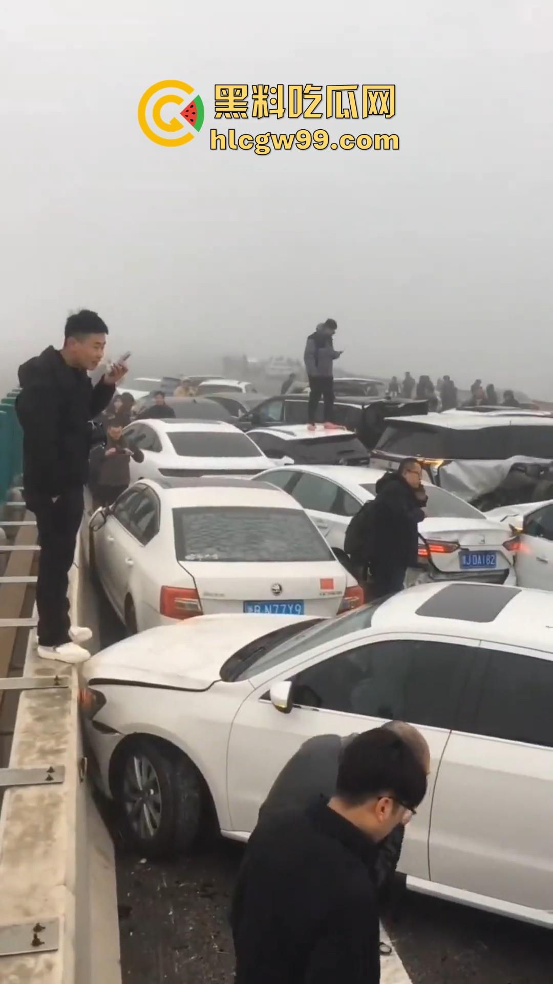 台辉高速黄河大桥段发生多车相撞,事故原因雪天 大雾 路面结冰,春节返程高峰,谨慎驾驶!-1
