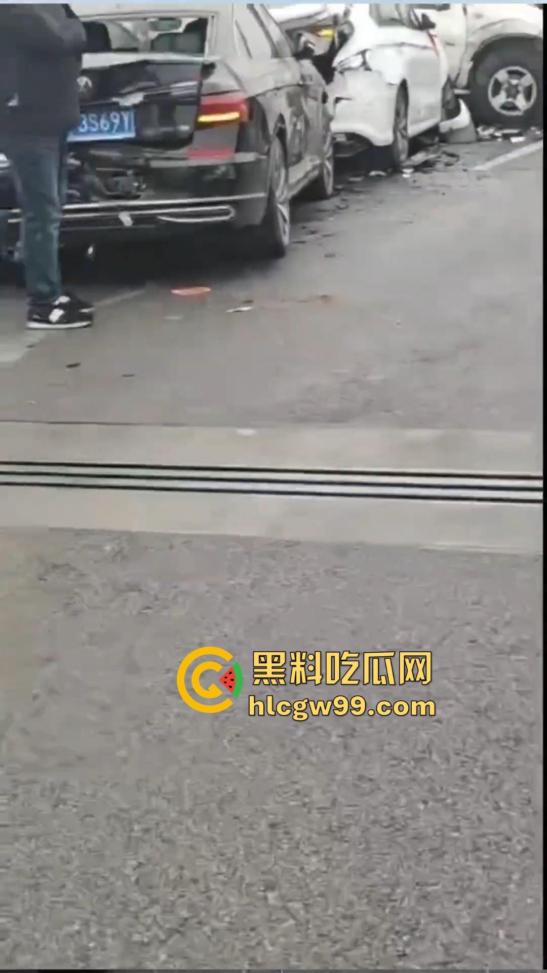 台辉高速黄河大桥段发生多车相撞,事故原因雪天 大雾 路面结冰,春节返程高峰,谨慎驾驶!-3