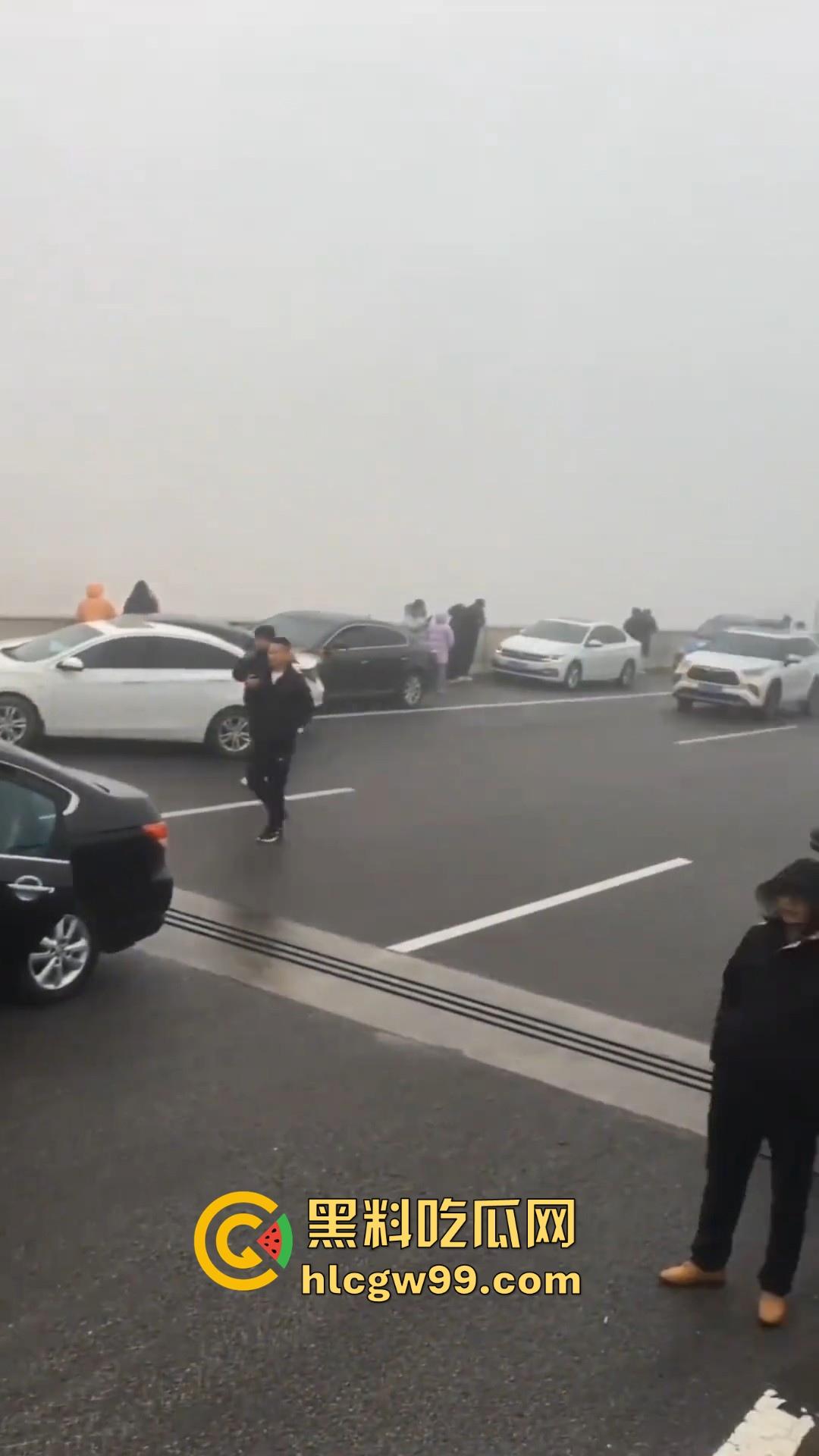 台辉高速黄河大桥段发生多车相撞,事故原因雪天 大雾 路面结冰,春节返程高峰,谨慎驾驶!-4