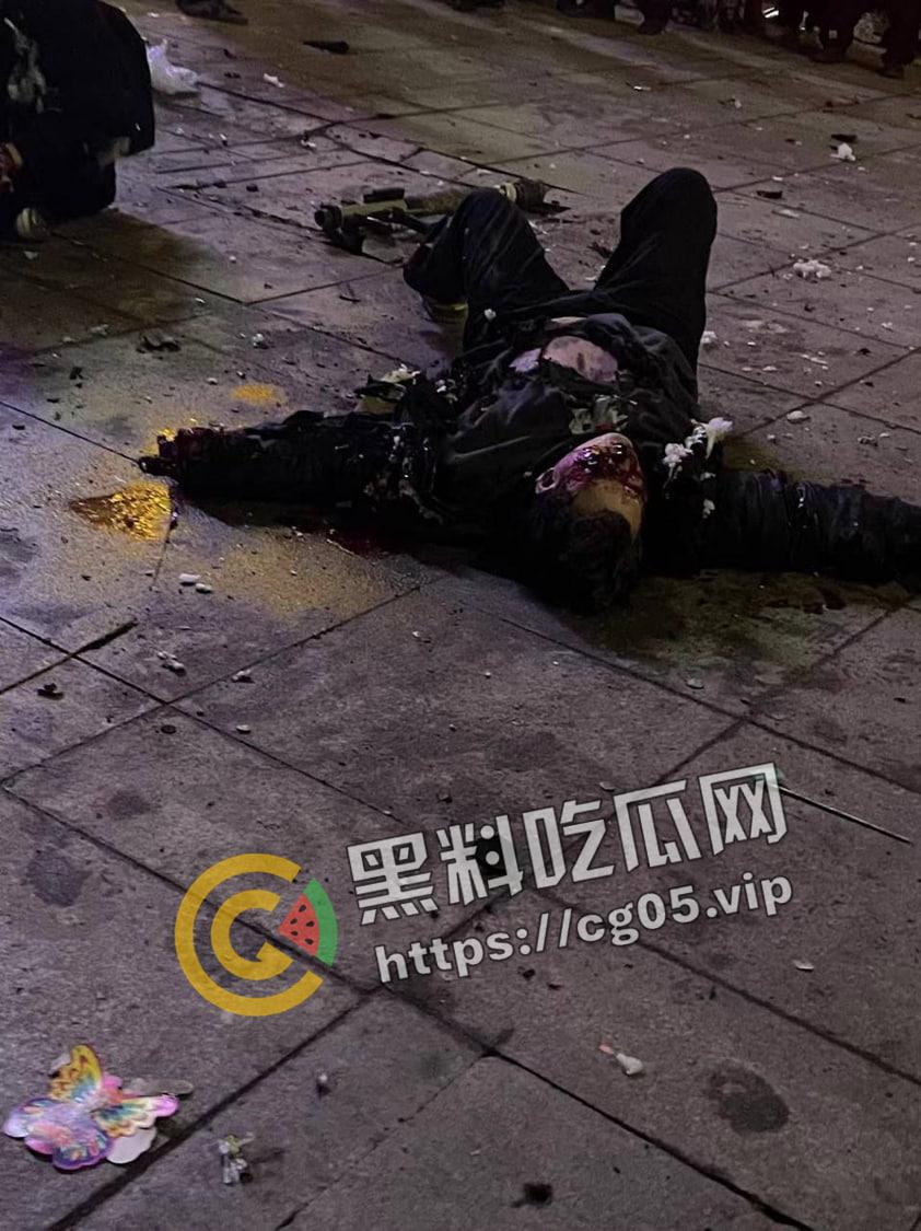 河南焦作东方红广场 三名年轻人疑似当众引爆雷管 手和腿直接炸断 现场血腥画面曝光-4