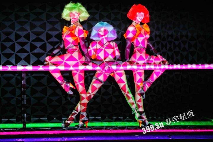 Lisa月底即将在法国出演的疯马秀(Crazy Horse Paris)到底是什么样的性质呢?先带瓜友们看看公开场的演出尺度-7
