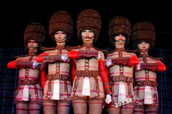 Lisa月底即将在法国出演的疯马秀(Crazy Horse Paris)到底是什么样的性质呢?先带瓜友们看看公开场的演出尺度-9