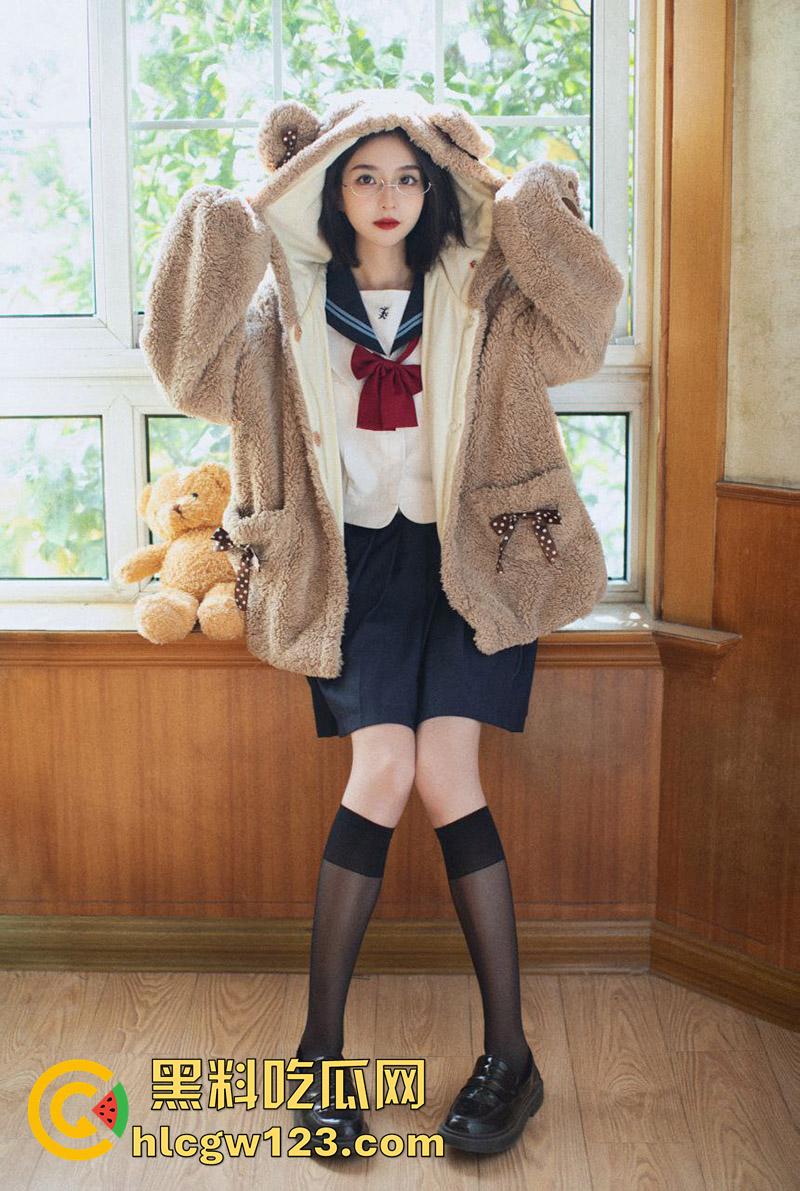 推特清纯少女【劳小白】，撕开性感JK制服，露出白嫩硕大美乳，完美酮体看的人心潮澎湃！-2