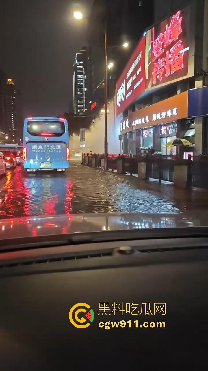 南京秦淮区万象天地自来水管大爆炸！疑似自来水主管道被施工挖断，现场洪水喷涌像个水上乐园一样！-1