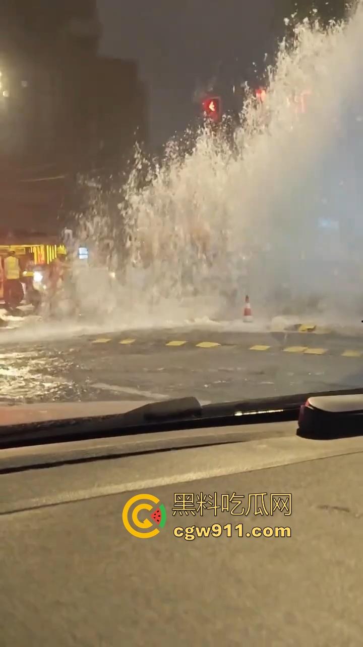 南京秦淮区万象天地自来水管大爆炸！疑似自来水主管道被施工挖断，现场洪水喷涌像个水上乐园一样！-5