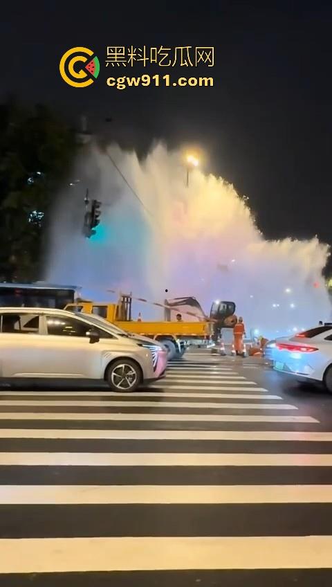 南京秦淮区万象天地自来水管大爆炸！疑似自来水主管道被施工挖断，现场洪水喷涌像个水上乐园一样！-7
