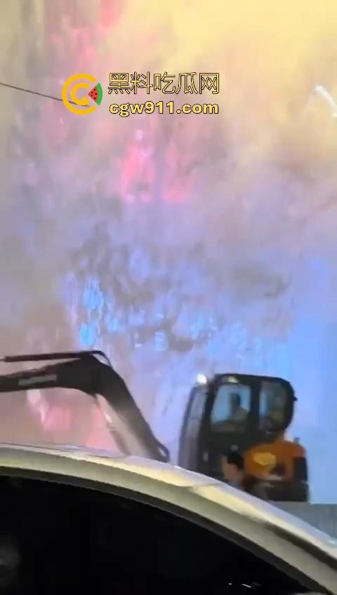 南京秦淮区万象天地自来水管大爆炸！疑似自来水主管道被施工挖断，现场洪水喷涌像个水上乐园一样！-8