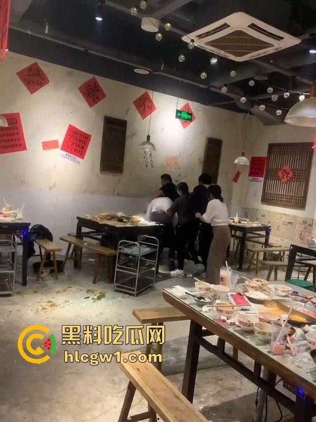 江苏启东汇龙镇夏甜甜火锅店大打出手！公园中路来了好几辆警车，阵仗大得像拍电影！-2