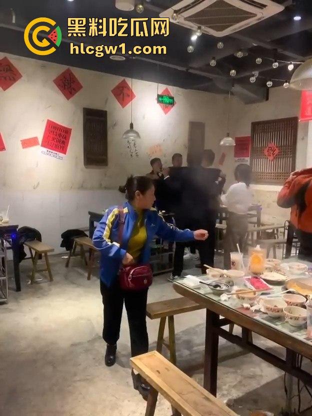 江苏启东汇龙镇夏甜甜火锅店大打出手！公园中路来了好几辆警车，阵仗大得像拍电影！-5