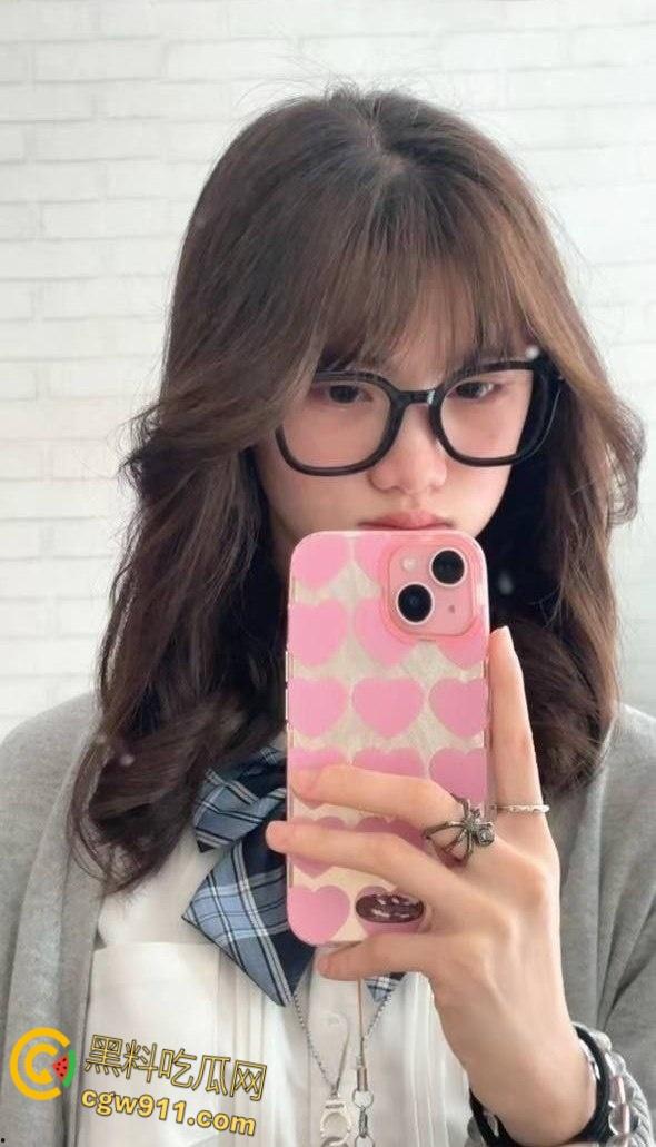 黑龙江反差嫩妹【刘娜萍】，被金主高价包养，乖巧听话配合度爆表，酒店舔脚服务，骚穴被暴力抽插无套内射！-2