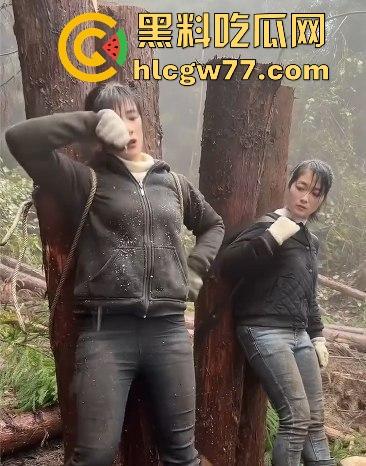 女汉子是怎样炼成的 为了生存两女子扛硕大原木下山 知道真相气愤不已！为了流量魔术抖整起来了-3