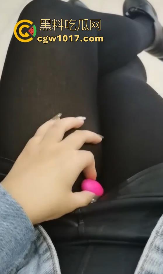 把跳蛋放在漂亮美眉的体内，随着震动频率的变化看她的脸蛋狰狞，档位越大越舒服，差点淫叫声都出来了！-1