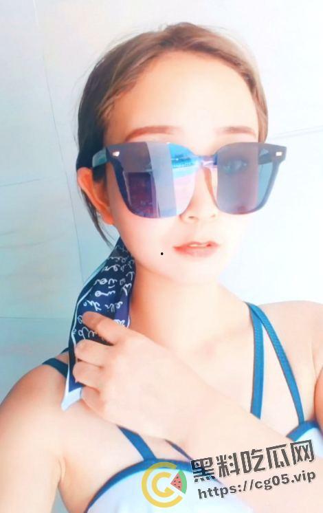 偷拍亲嫂子上厕所!南昌小伙背着亲哥约美女嫂子出去玩 还偷拍嫂子上厕所 第一次见视频比照片还好看的-1