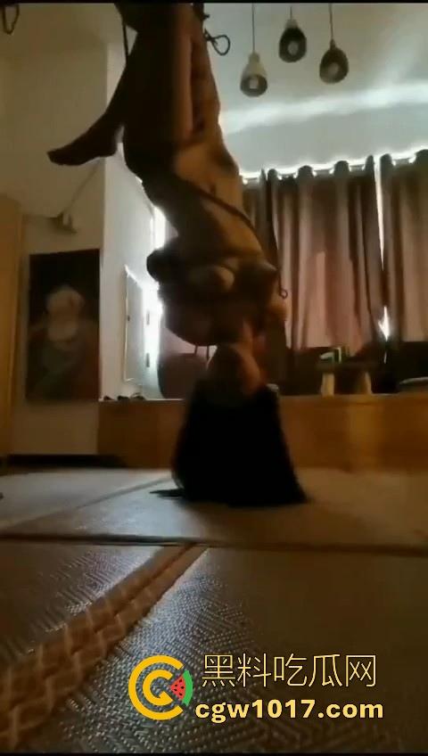 捆绑爱好者最新捆法！原称之为爸爸吊起来打，全身脱光倒立捆绑皮鞭伺候，还得是你们sm的大哥有创意啊！-7