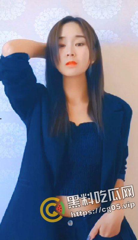 偷拍亲嫂子上厕所!南昌小伙背着亲哥约美女嫂子出去玩 还偷拍嫂子上厕所 第一次见视频比照片还好看的-2