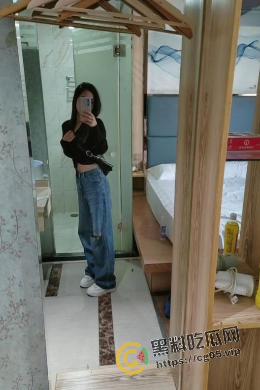 偷拍亲嫂子上厕所!南昌小伙背着亲哥约美女嫂子出去玩 还偷拍嫂子上厕所 第一次见视频比照片还好看的-3