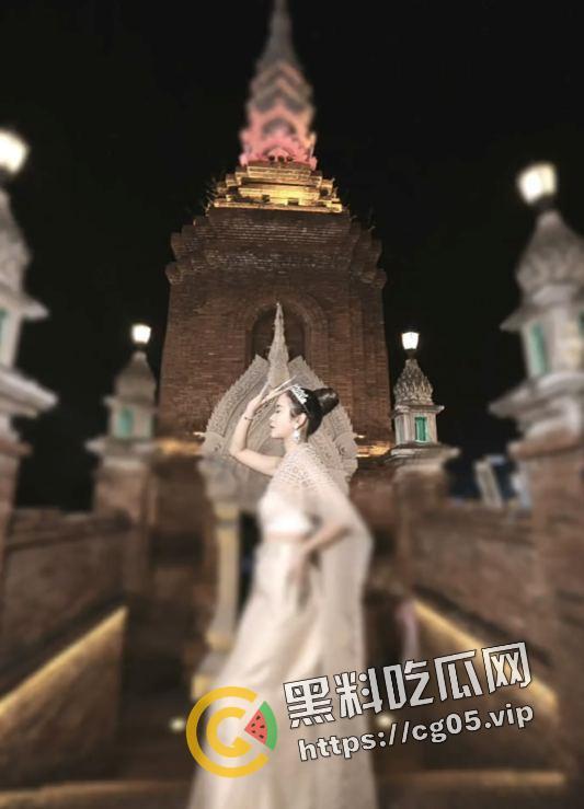 偷拍亲嫂子上厕所!南昌小伙背着亲哥约美女嫂子出去玩 还偷拍嫂子上厕所 第一次见视频比照片还好看的-5