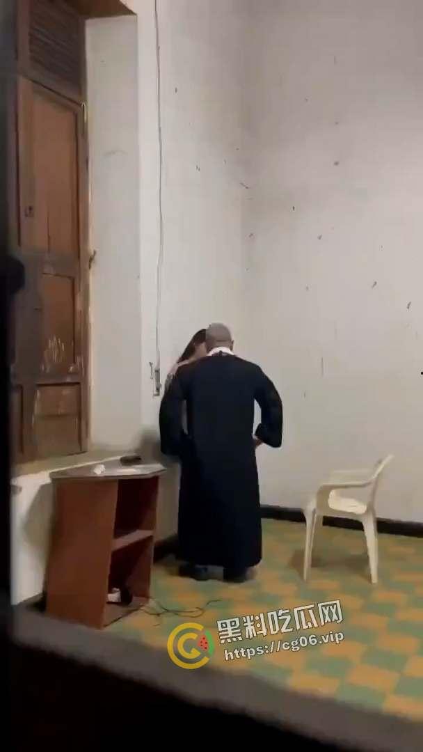 神父不得不说的秘密！神父叫鸡 还使劲闻鸡的内裤和袜子 拉进忏悔室里猛干 被偷拍流出-1