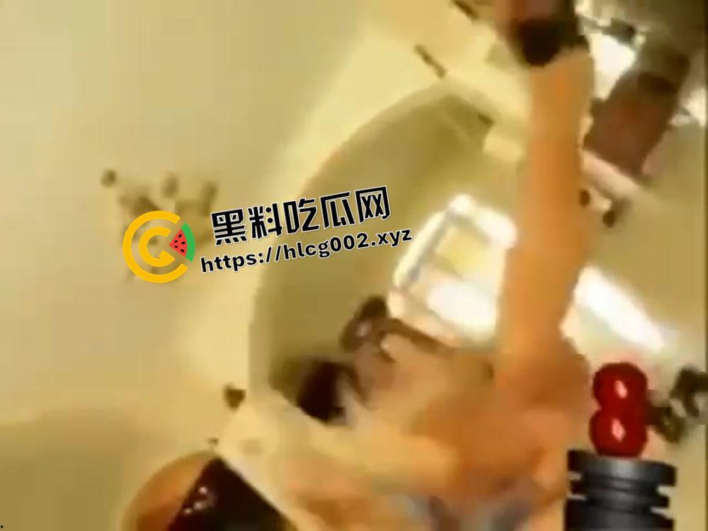 老外疯狂性爱中的尴尬时刻TOP10!大屌拐弯 海水灌逼 巨乳刹车 太会整活了-5