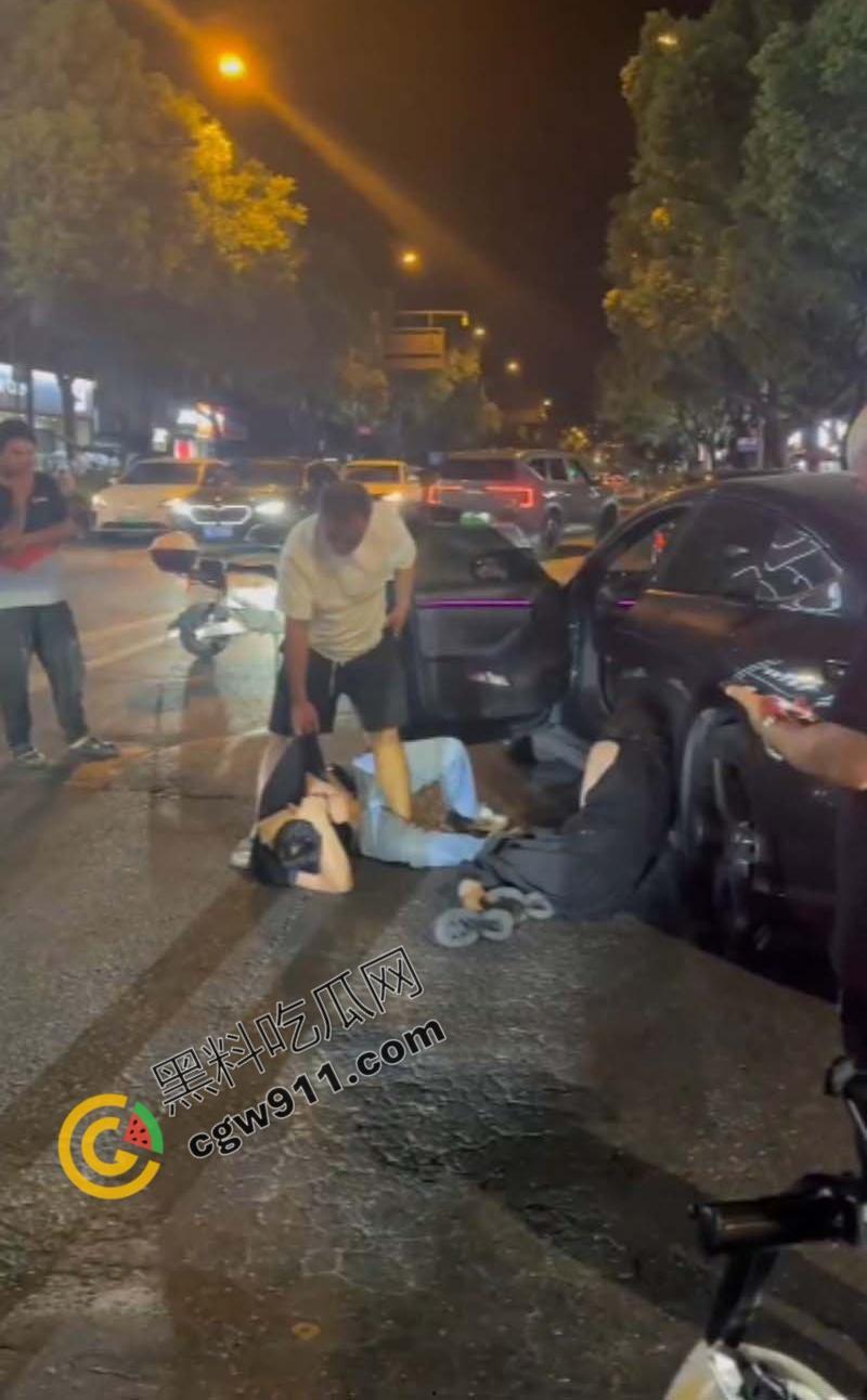 酒店偷情狗男女被原配截车暴打,大屌与脸遭痛殴,荡妇保护奸夫被双双暴揍,围观者连连称快,拍照不停-1