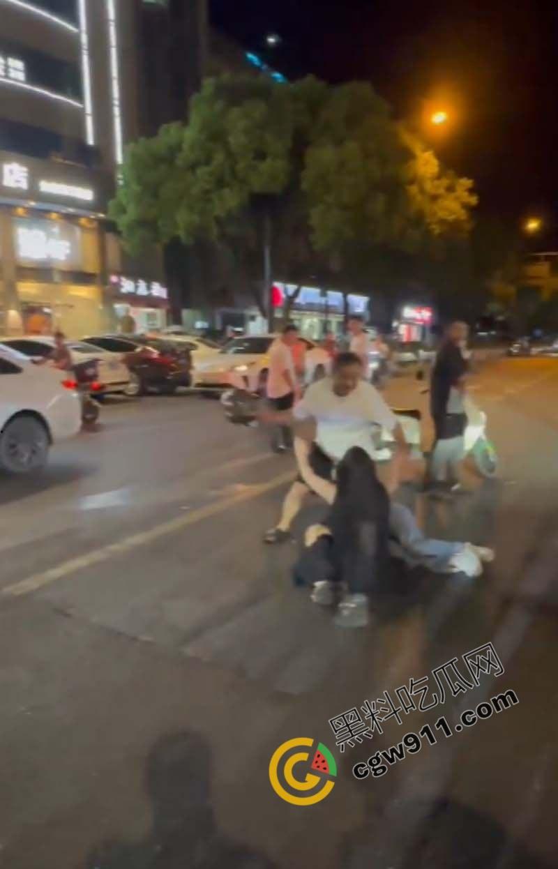 酒店偷情狗男女被原配截车暴打,大屌与脸遭痛殴,荡妇保护奸夫被双双暴揍,围观者连连称快,拍照不停-6