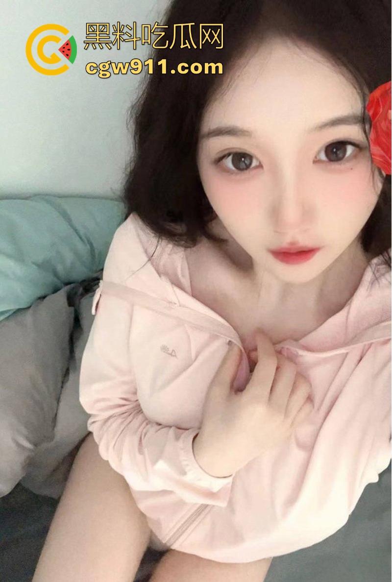 soul约炮极品反差少女【廖佩娜】肤白如雪极品颜值，白丝美腿玉足挑逗肉棒，露脸口交女上后入猛操！-1