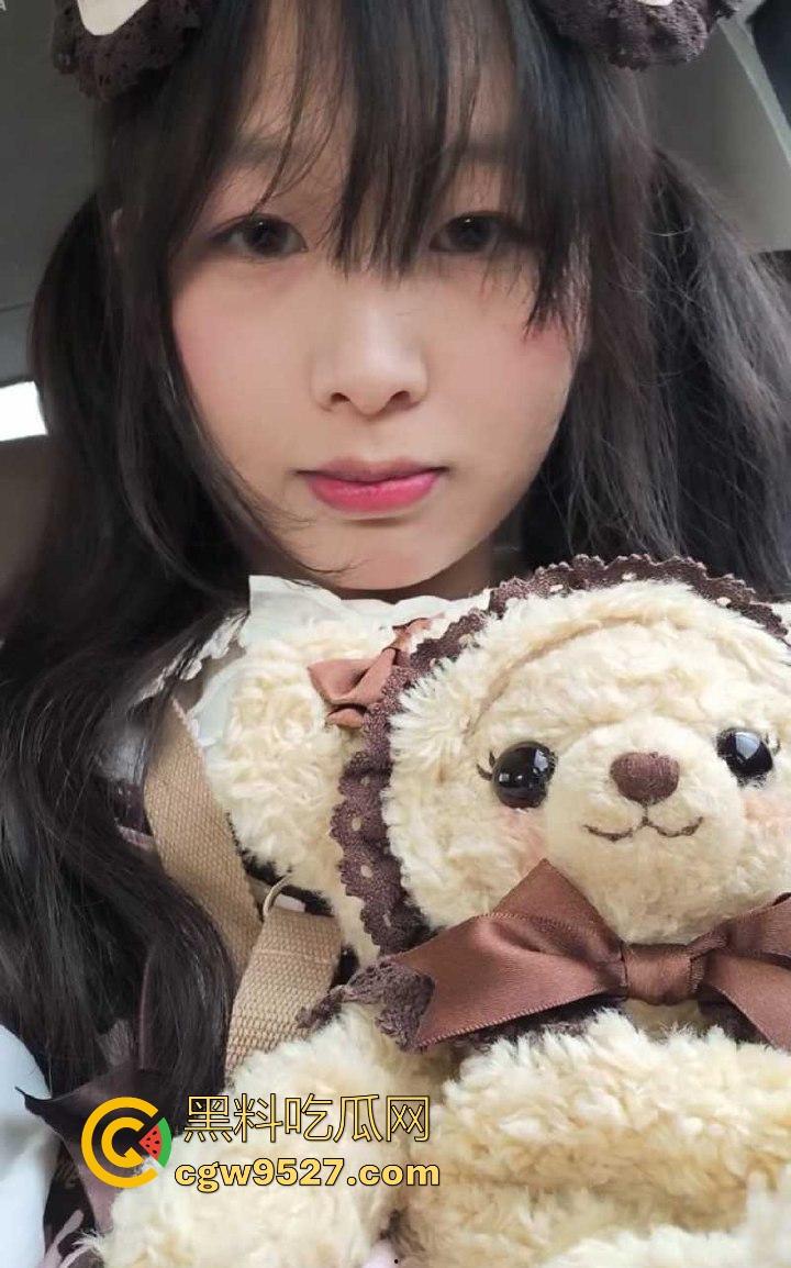 高颜值福利姬【小绒ovo】极品性感尤物露脸裸舞自慰,动作撩人边脱边舞,每一寸肌肤都散发致命诱惑!-1