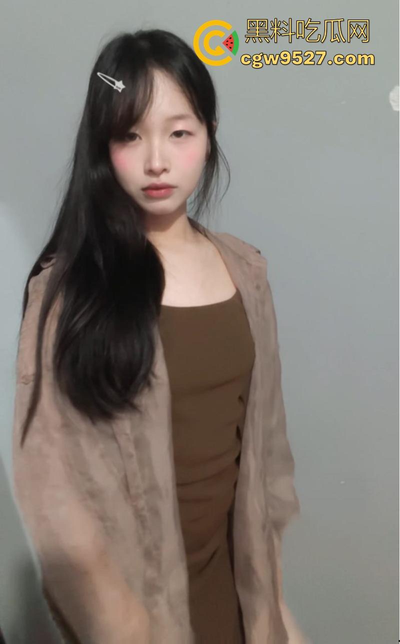 高颜值福利姬【小绒ovo】极品性感尤物露脸裸舞自慰,动作撩人边脱边舞,每一寸肌肤都散发致命诱惑!-5