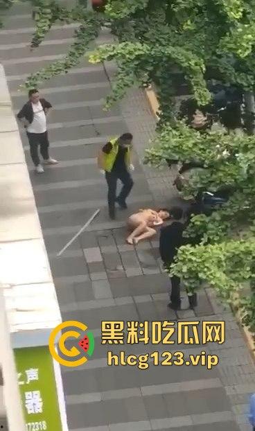 眉山光身跳楼事件！妹子从五楼光溜溜跳下，阿姨们吓得直喊，背后真相到底是什么？-4