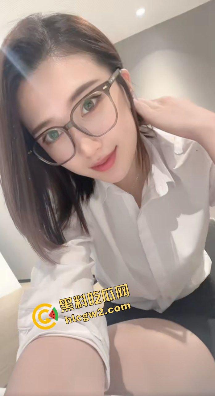 抖音极品身材汽车销售骚货『小纸片』月末冲业绩献身骚臀 女上位榨精猛怼!独家曝光!-5