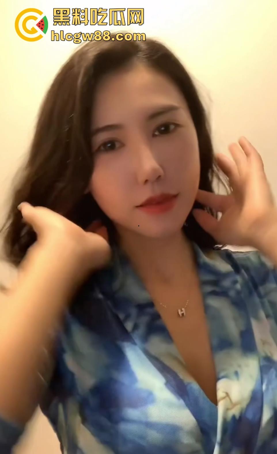 重庆大爷大妈户外河岸边激情野战 大妈俯身口爆 玩的是真花啊 这程度丝毫不输年轻人!-2