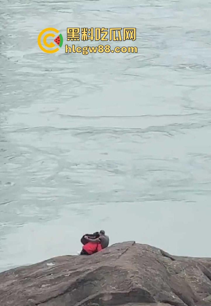 重庆大爷大妈户外河岸边激情野战 大妈俯身口爆 玩的是真花啊 这程度丝毫不输年轻人!-4