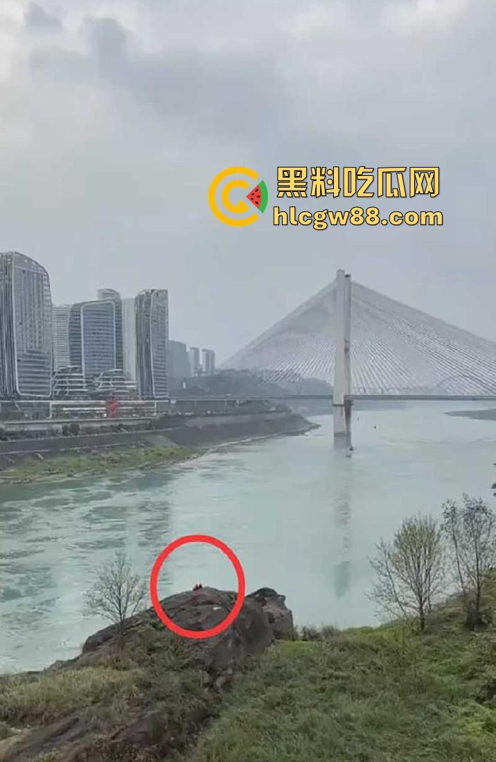 重庆大爷大妈户外河岸边激情野战 大妈俯身口爆 玩的是真花啊 这程度丝毫不输年轻人!-5