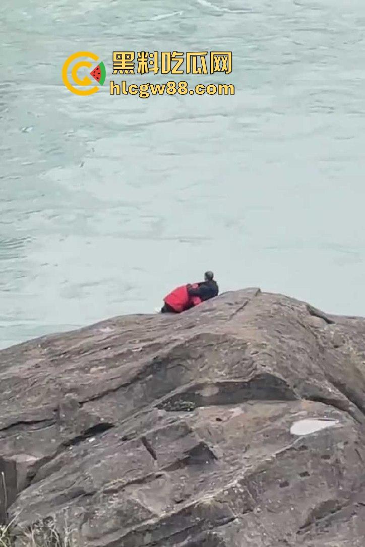 重庆大爷大妈户外河岸边激情野战 大妈俯身口爆 玩的是真花啊 这程度丝毫不输年轻人!-6