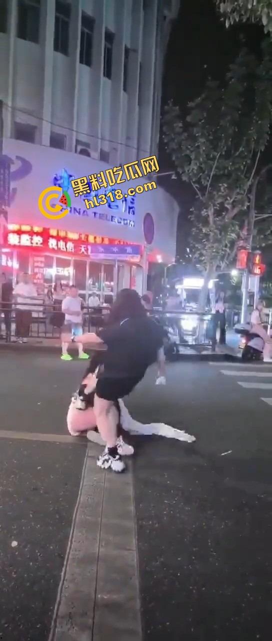 正妻街头暴揍小三，三姐被撕得头发都薅掉，路人全程围观嗨翻，贱人哭着喊妈！-10