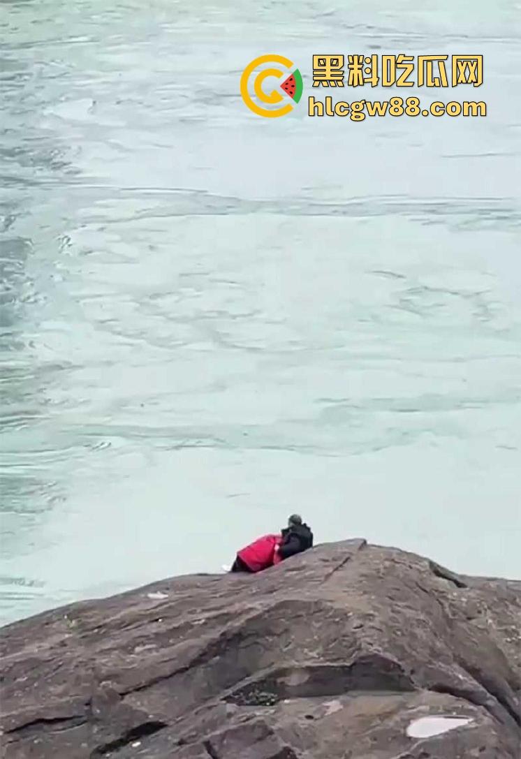 重庆大爷大妈户外河岸边激情野战 大妈俯身口爆 玩的是真花啊 这程度丝毫不输年轻人!-7