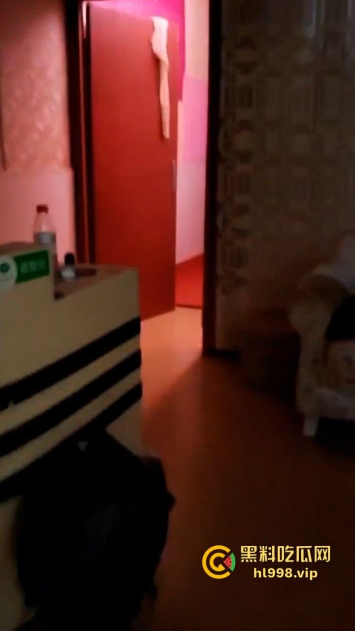 酒香不怕巷子深 小黑屋里藏野鸡 真实探店鸡店女性工作者赚钱的“辛苦历程”-5