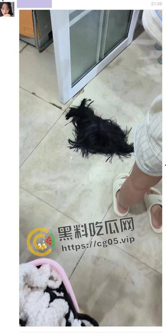 河北师范大学男生假扮女生进澡堂偷拍被抓 送警  大男人被几个女人压制住 现场画面曝光-1